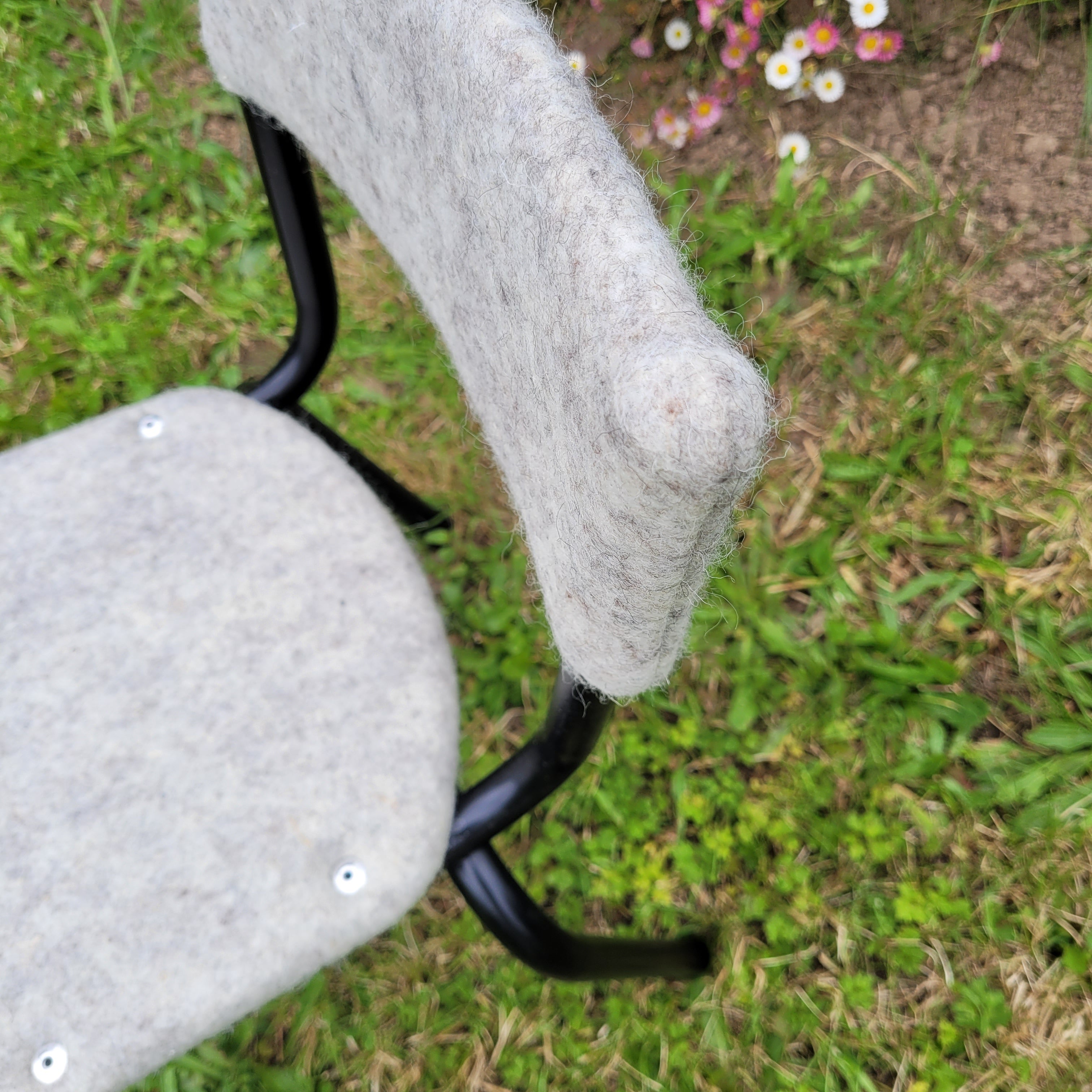Chaise d'école maternelle vintage habillée de feutre de laine