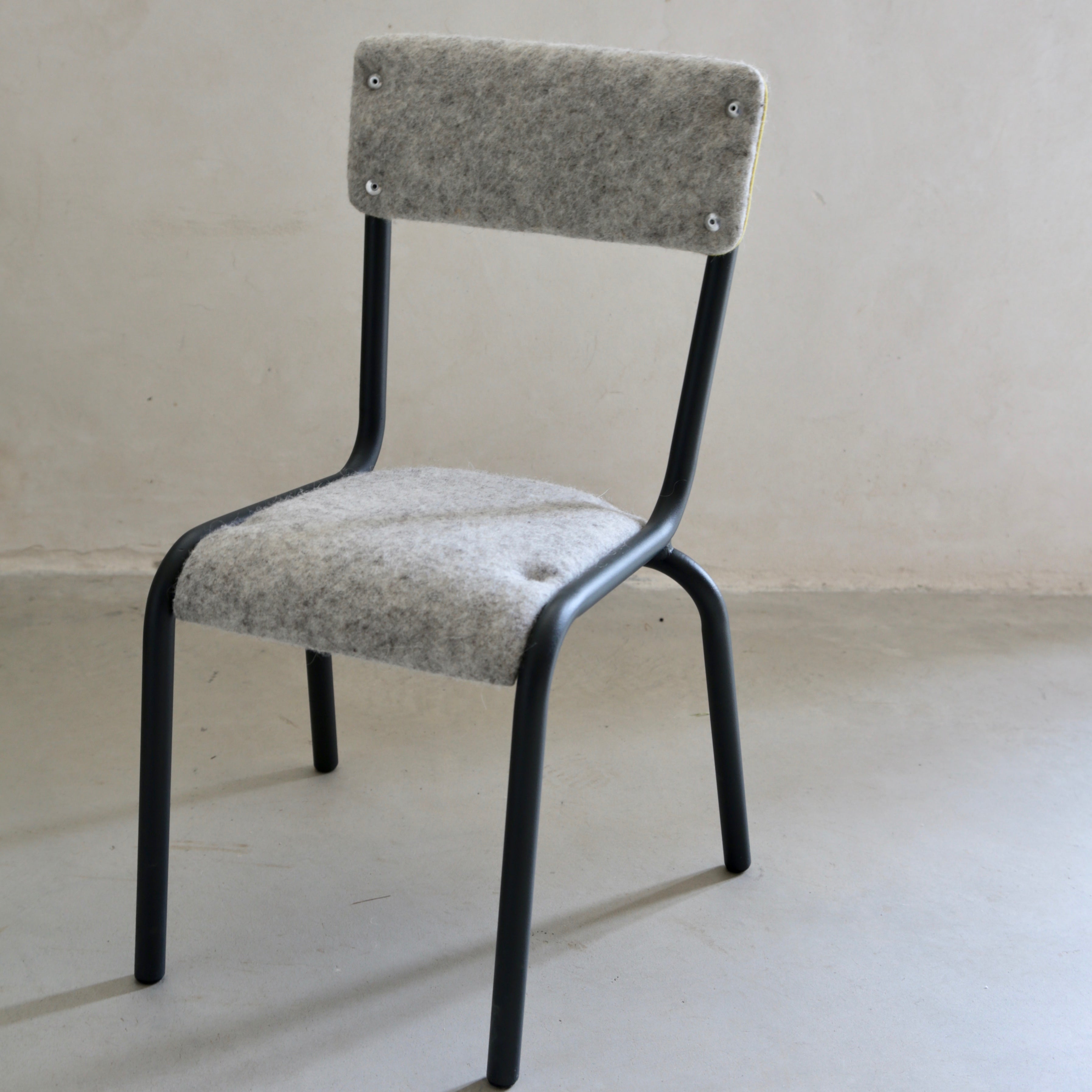 Chaise d'école maternelle "grande section" vintage habillée feutre de laine