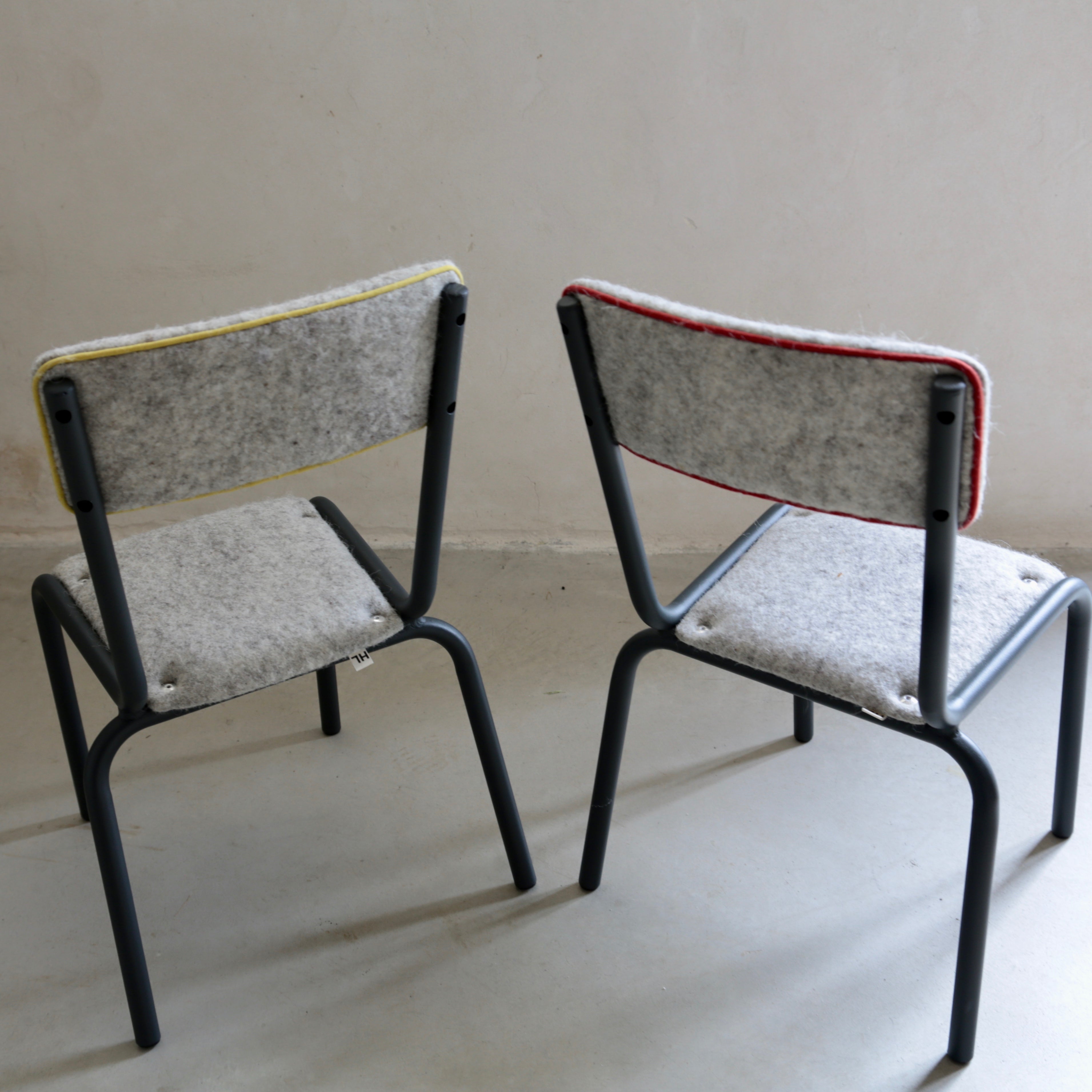 Chaise d'école maternelle "grande section" vintage habillée feutre de laine