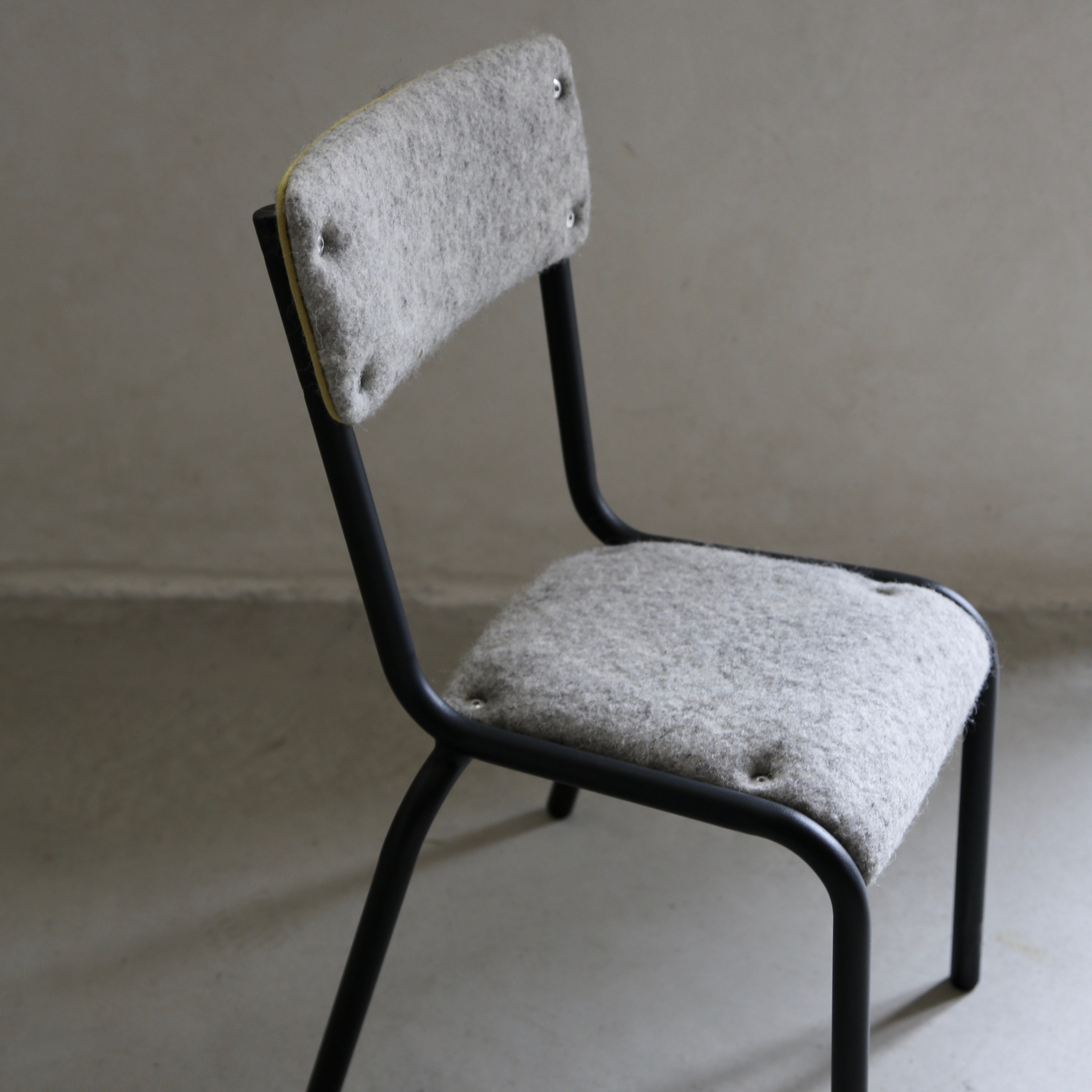 Chaise d'école maternelle "grande section" vintage habillée feutre de laine