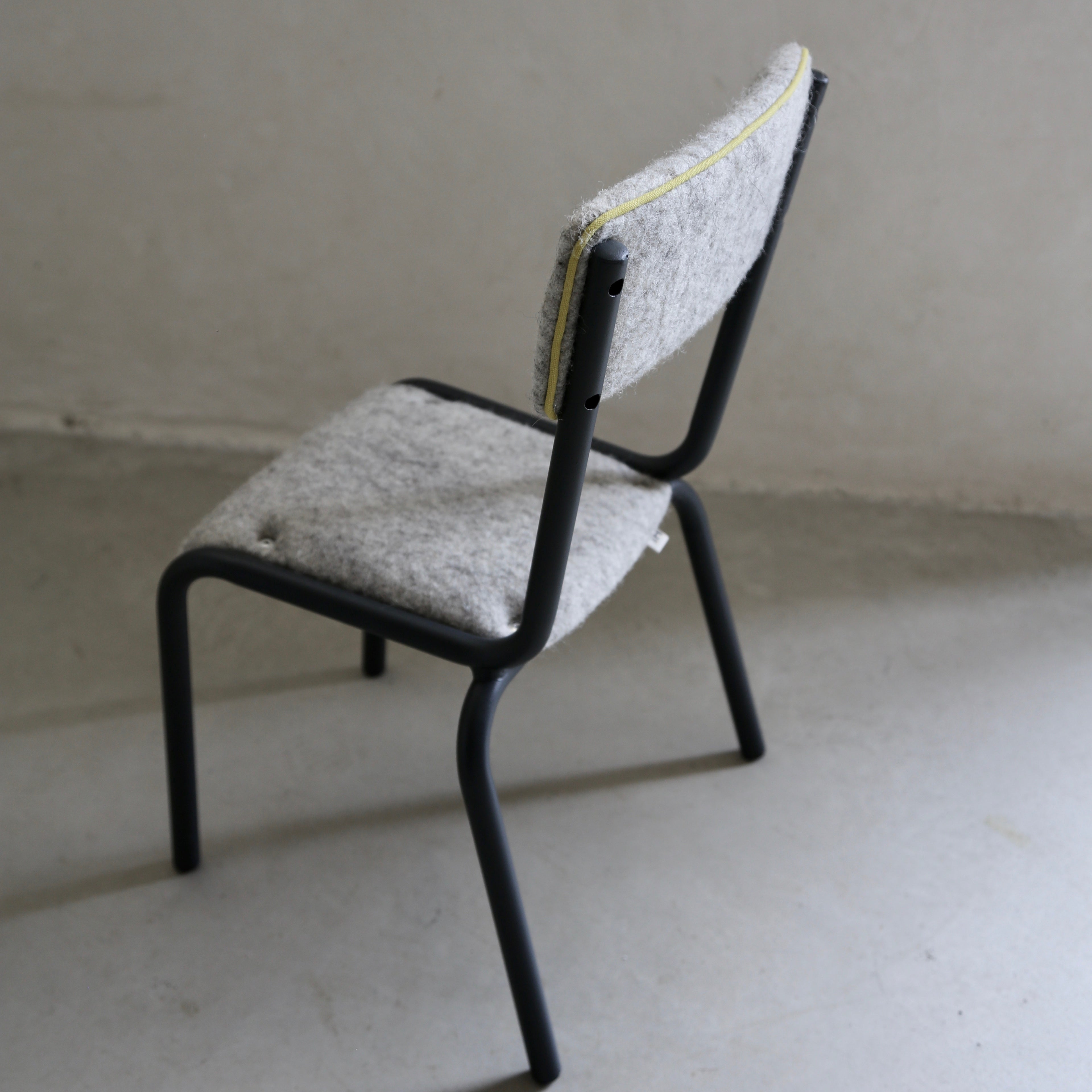 Chaise d'école maternelle "grande section" vintage habillée feutre de laine