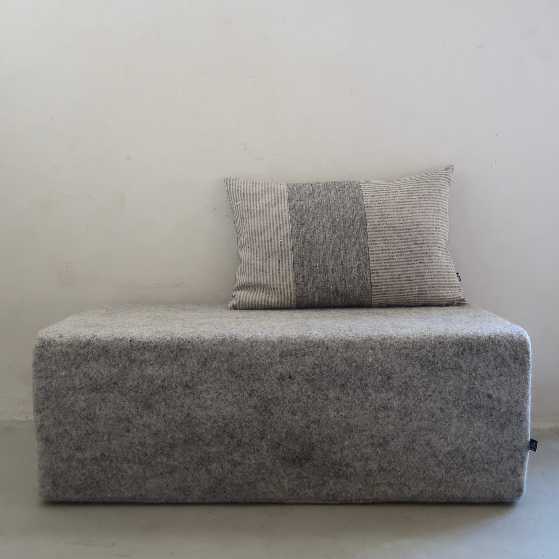 SKAON, banc en feutre de laine et mousse