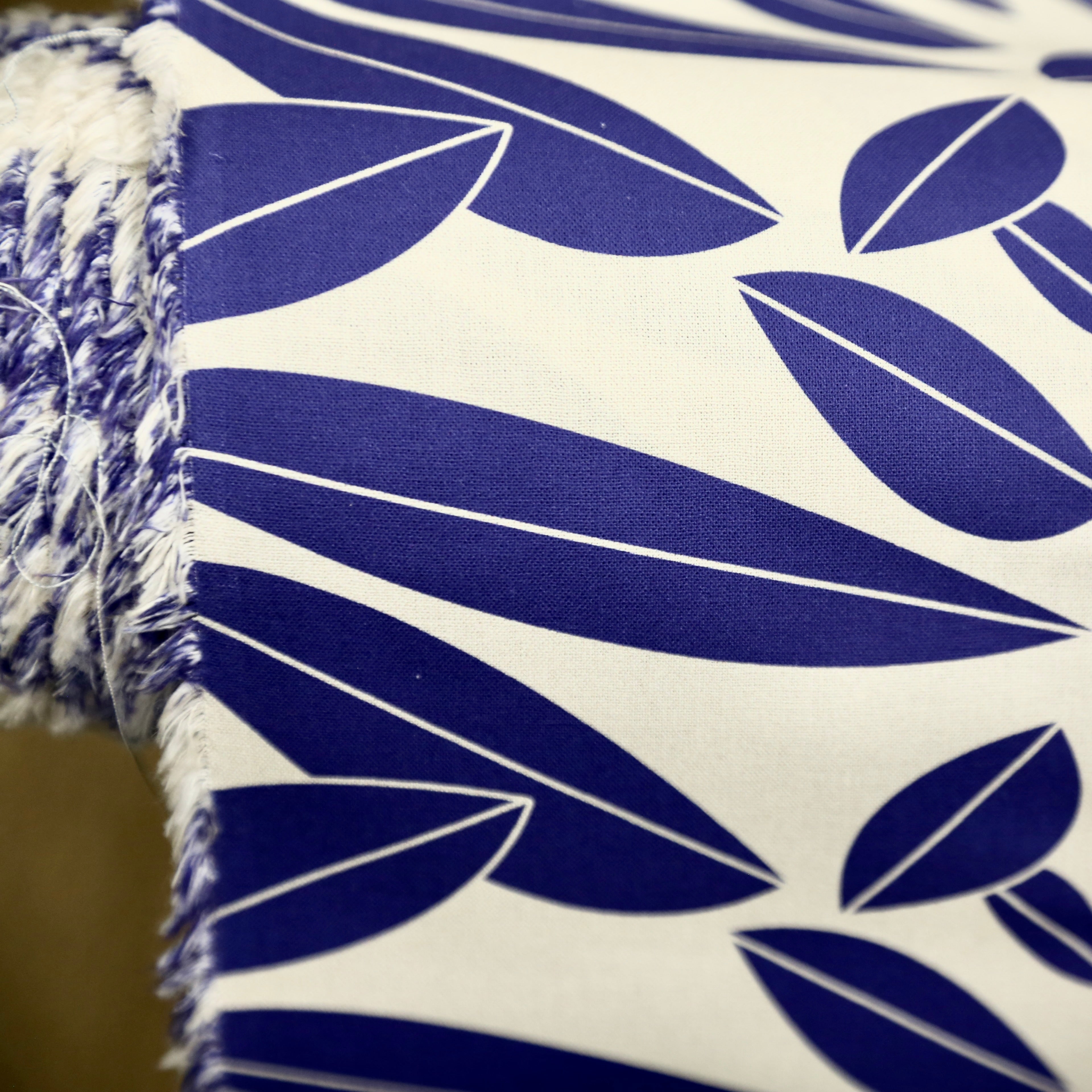 Tissu Cretonne, Feuilles bleues foncées