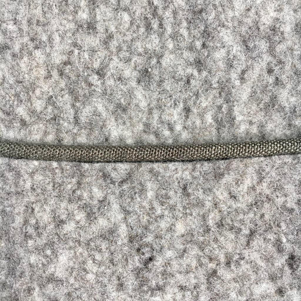 Pouf rectangulaire sur pieds fuseaux inclinés en feutre de laine