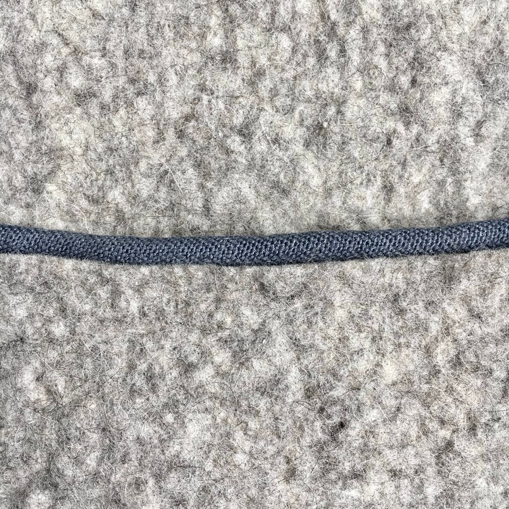 Pouf rectangulaire sur pieds fuseaux inclinés en feutre de laine