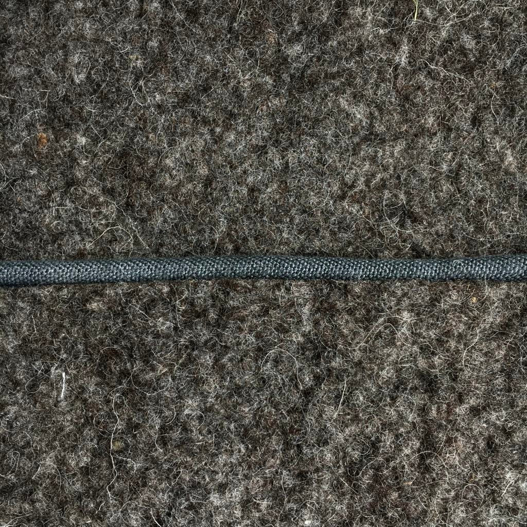 Pouf rectangulaire sur pieds fuseaux inclinés en feutre de laine