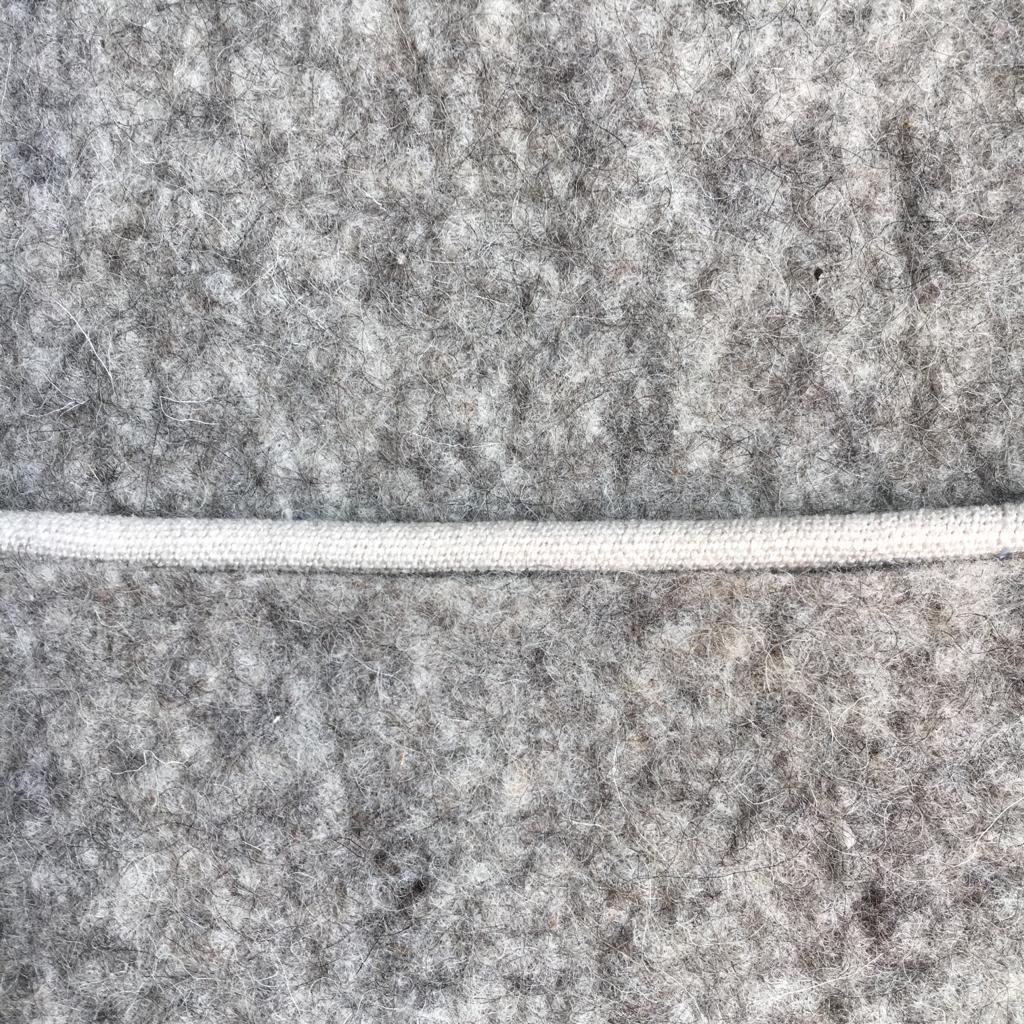 Pouf rectangulaire sur pieds fuseaux inclinés en feutre de laine