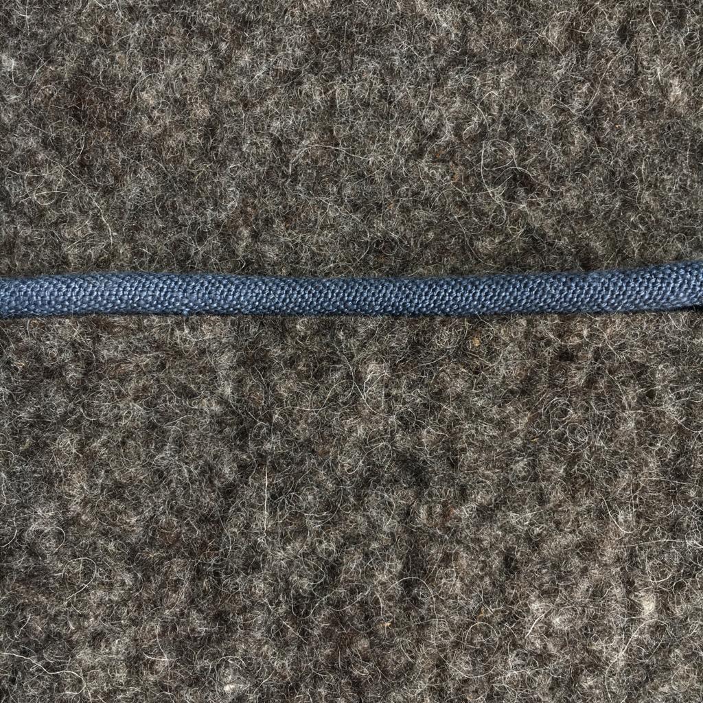 Pouf rectangulaire sur pieds fuseaux inclinés en feutre de laine