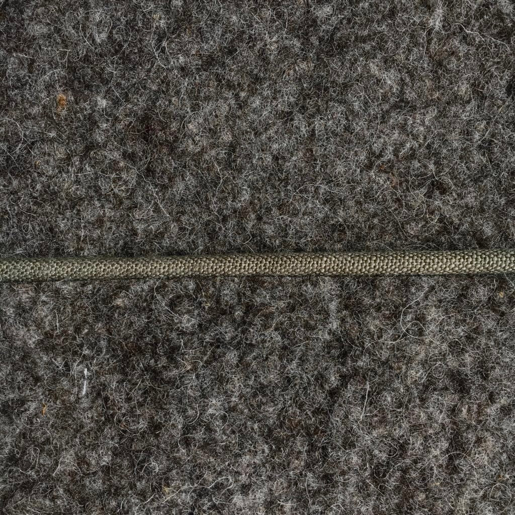 Pouf rectangulaire sur pieds fuseaux inclinés en feutre de laine