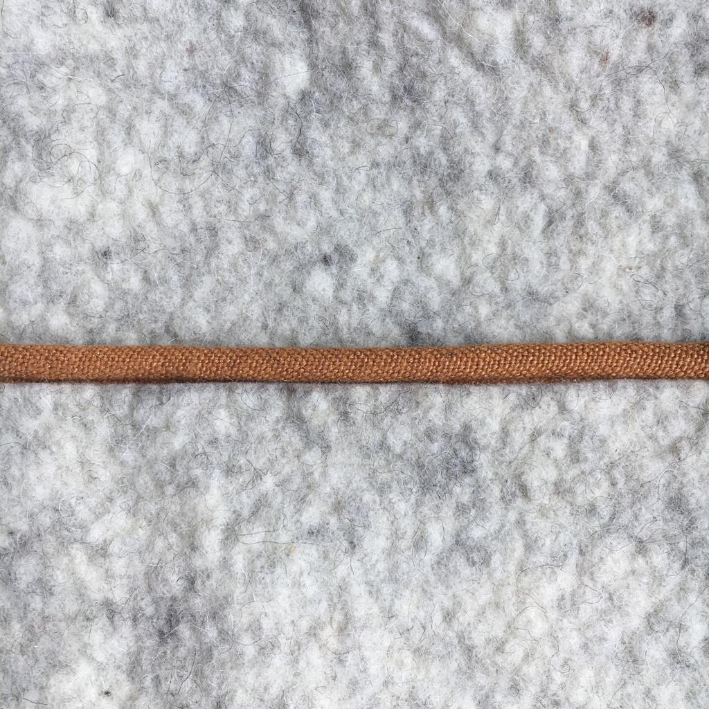 Pouf rectangulaire sur pieds fuseaux inclinés en feutre de laine