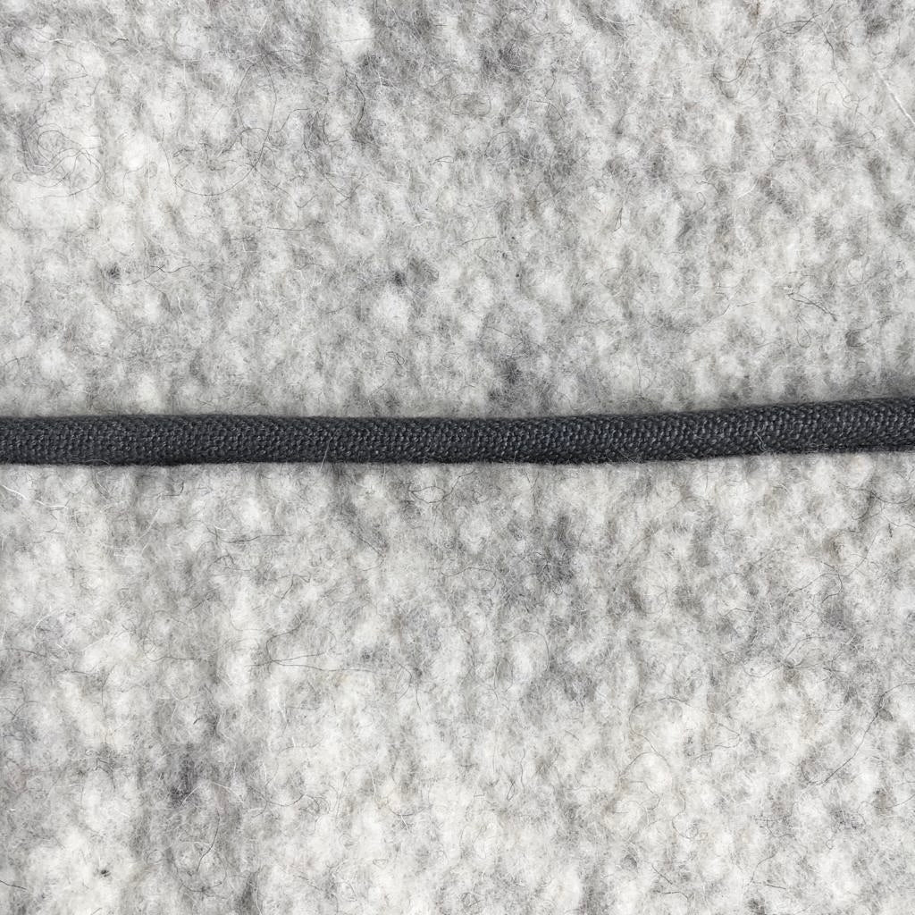 Pouf rectangulaire sur pieds fuseaux inclinés en feutre de laine