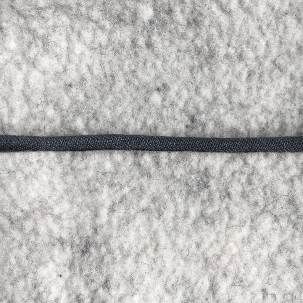 Pouf rectangulaire sur pieds fuseaux inclinés en feutre de laine