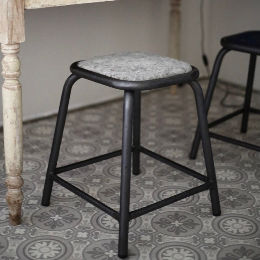 Tabouret vintage en feutre de laine