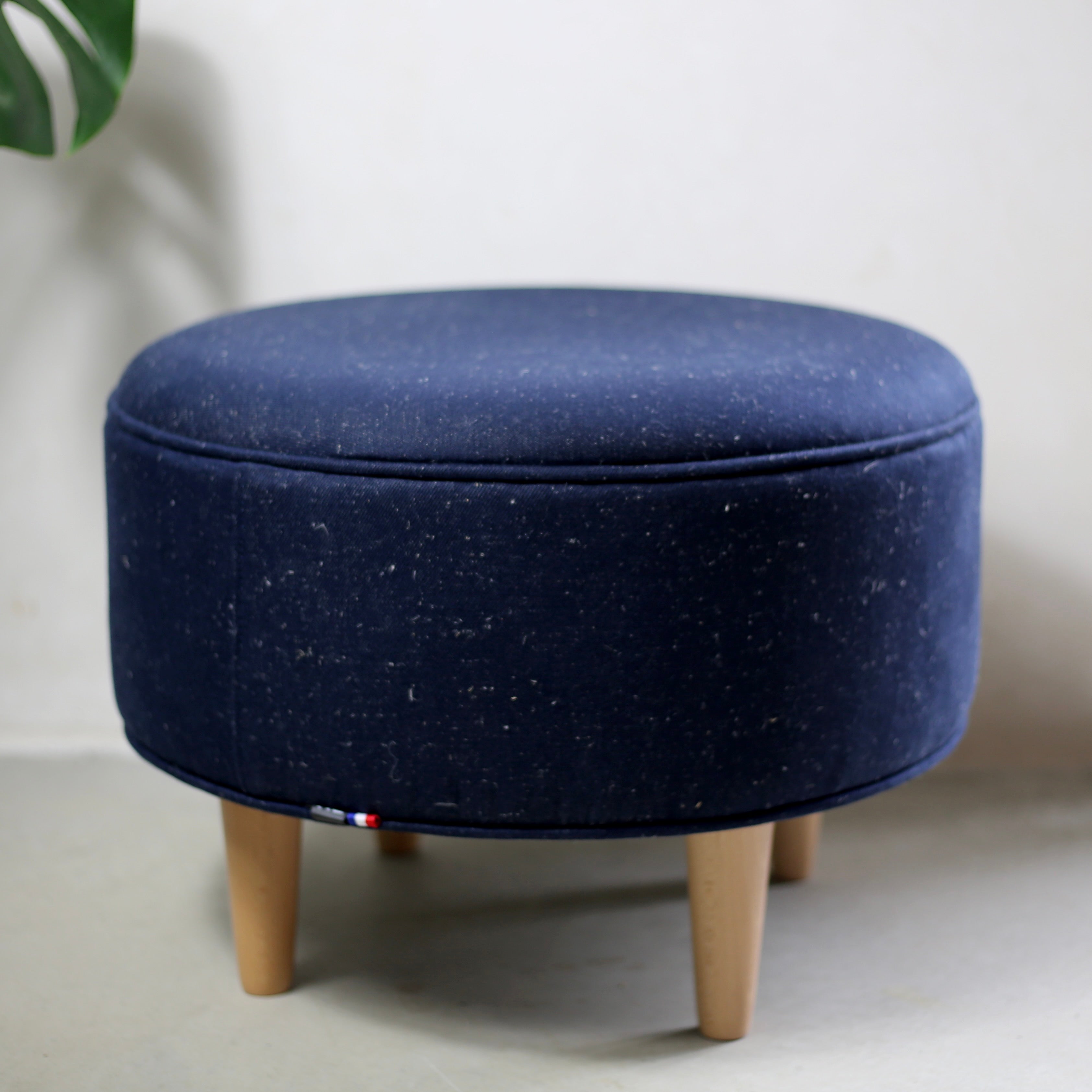 Pouf rond sur pieds en chanvre indigo