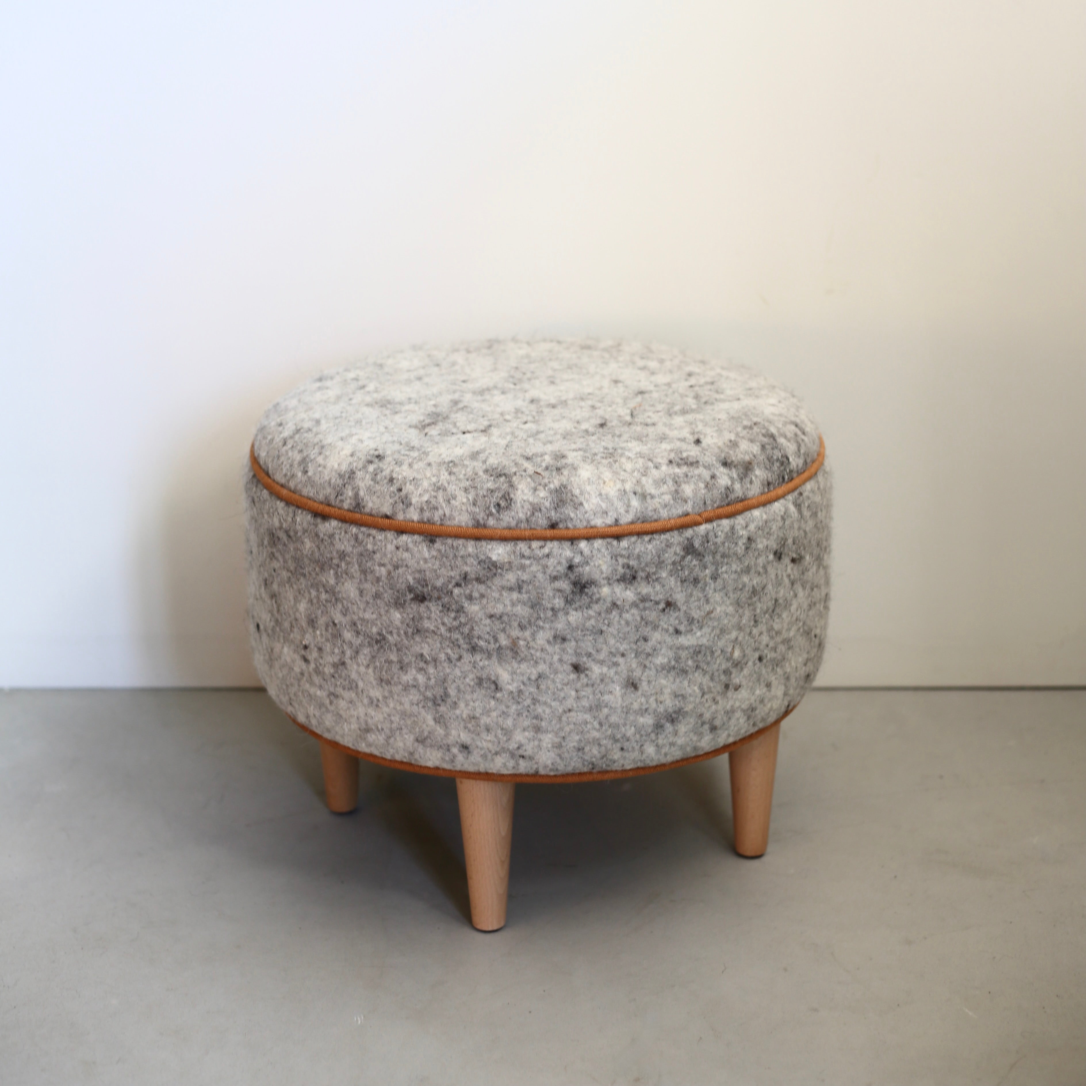 Pouf rond sur pieds en feutre de laine