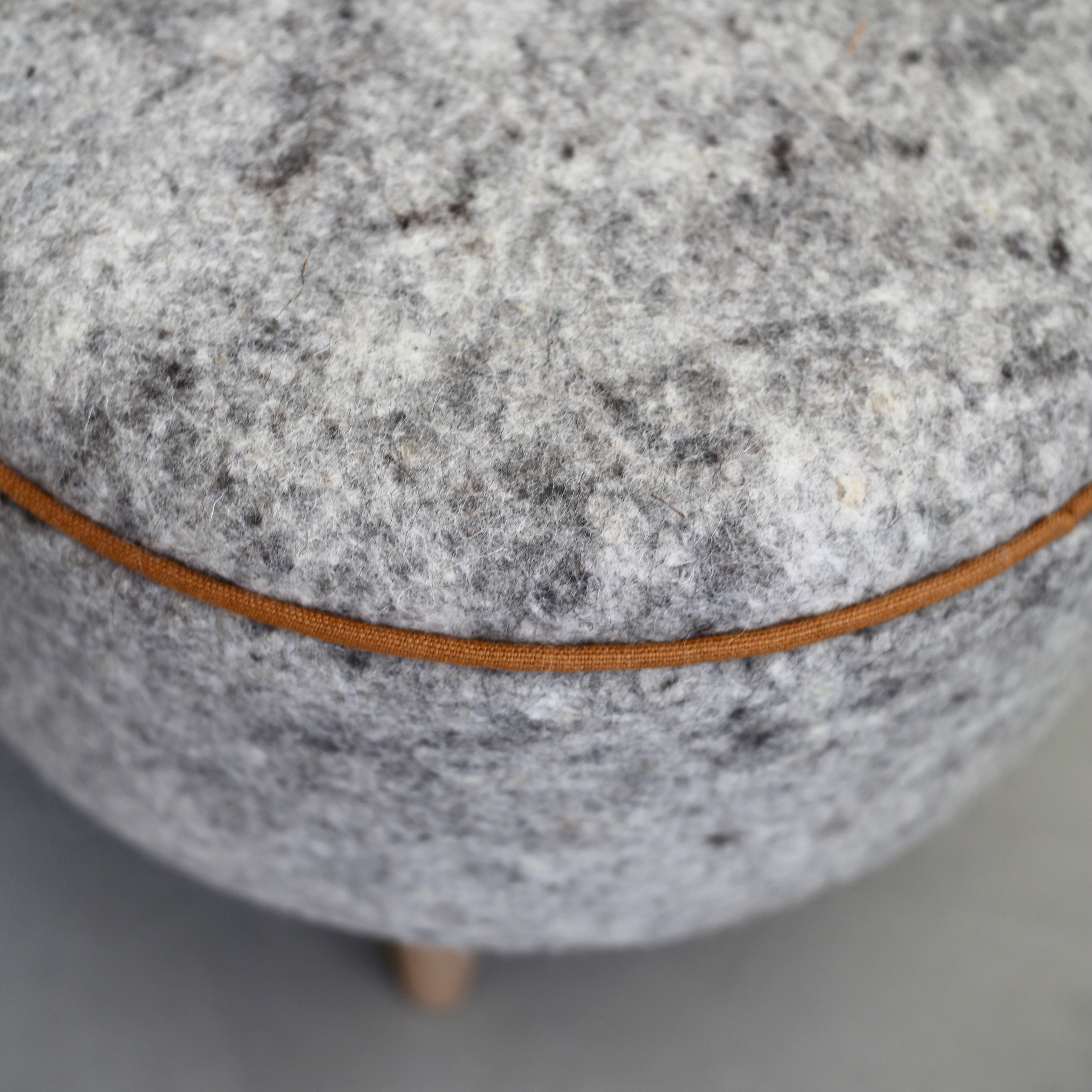 Pouf rond sur pieds en feutre de laine