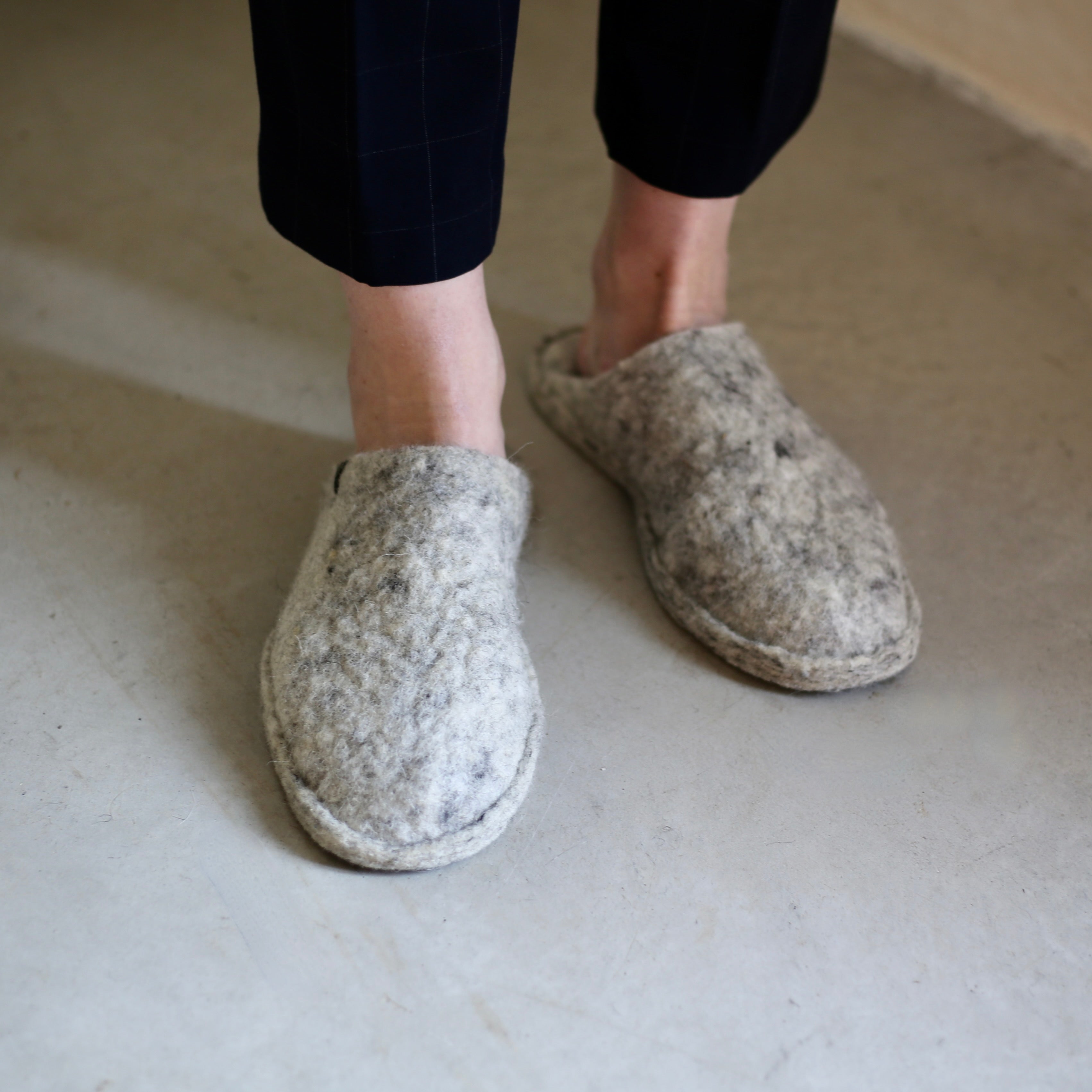 Pantoufles de forme mules en feutre de laine