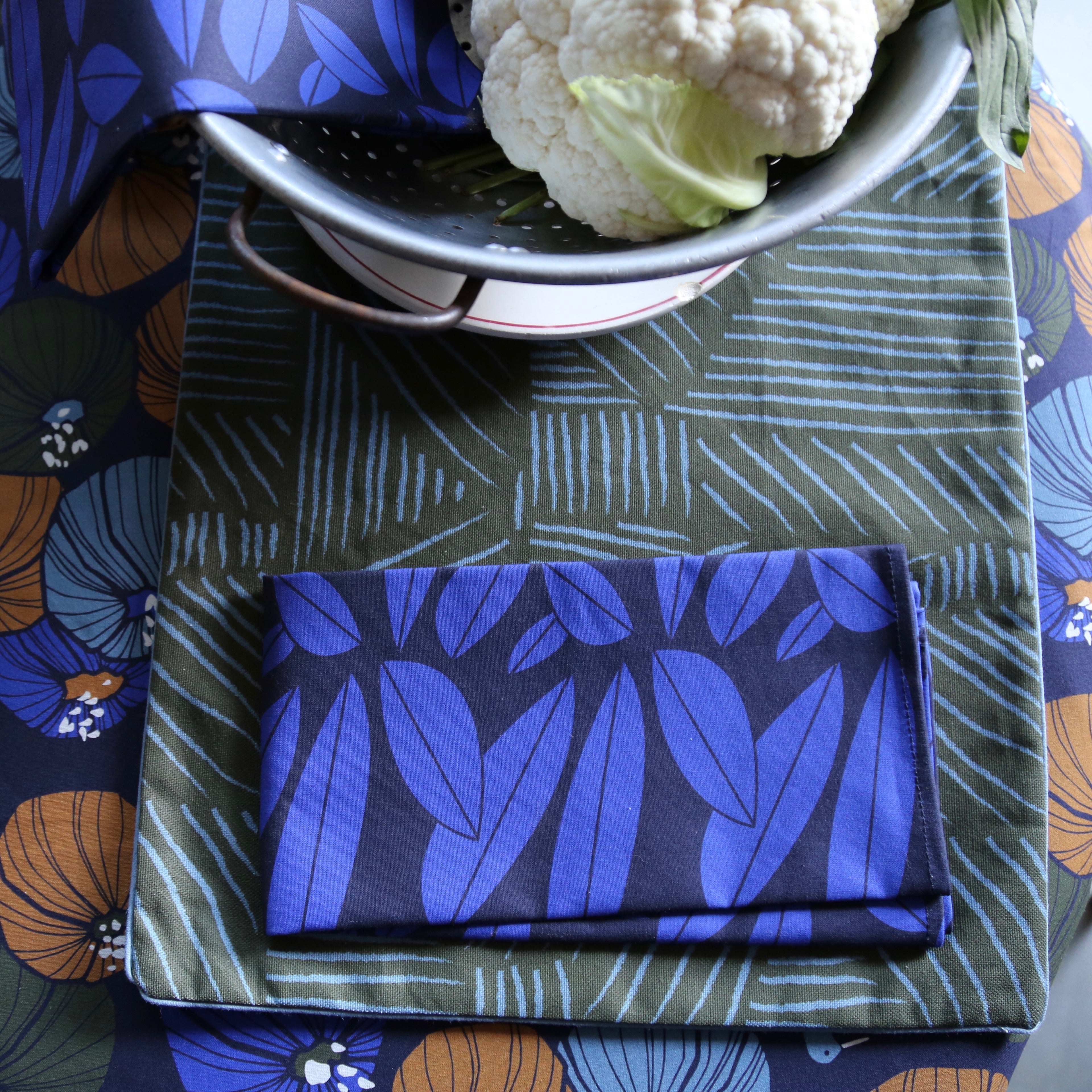 Tissu Cretonne, Feuilles bleues foncées