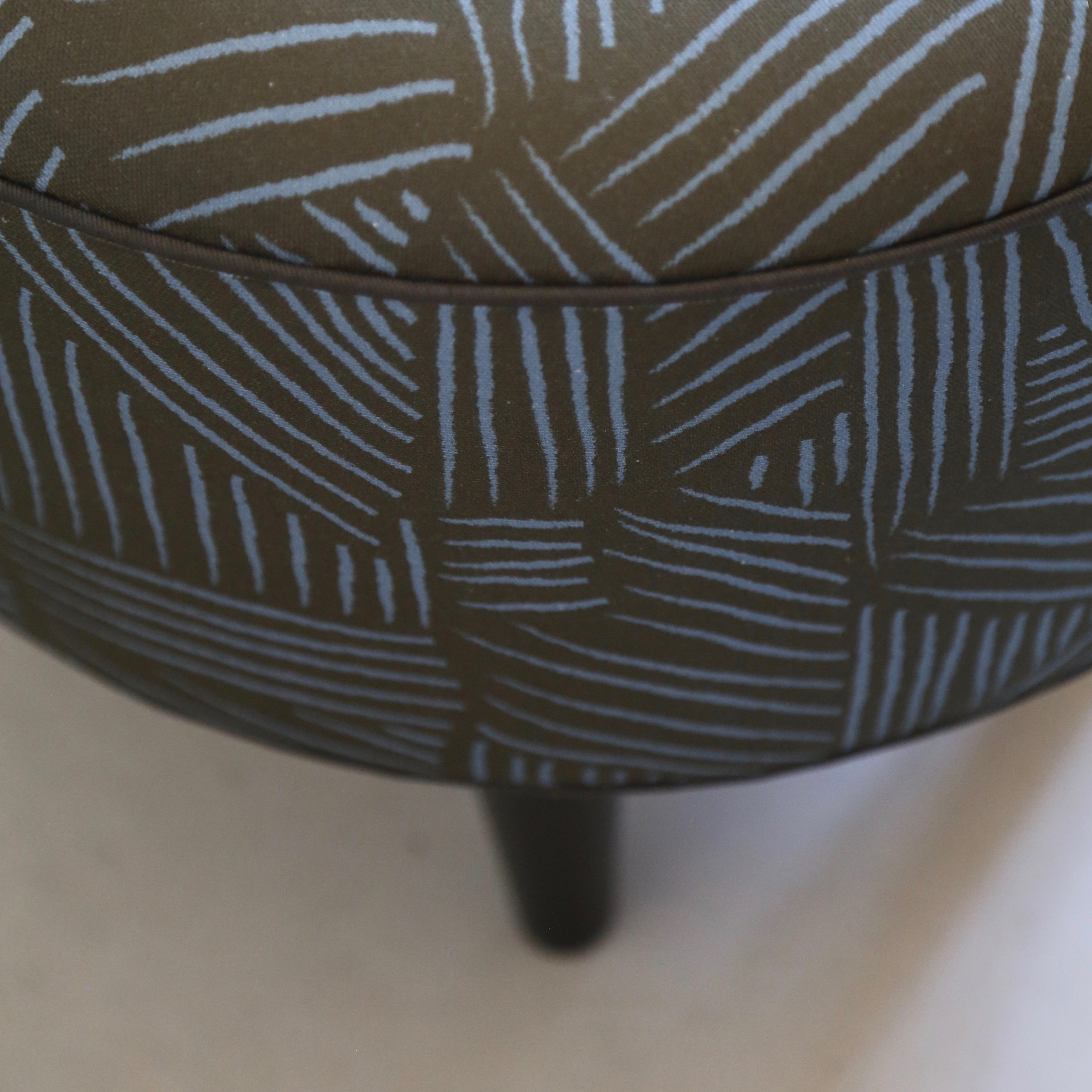 Tissu demi-natté, Champs fond kaki traits bleus