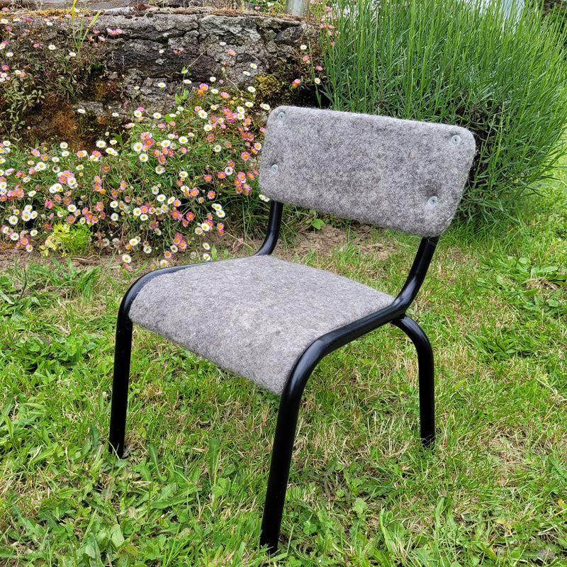 Chaise d'école maternelle vintage habillée de feutre de laine