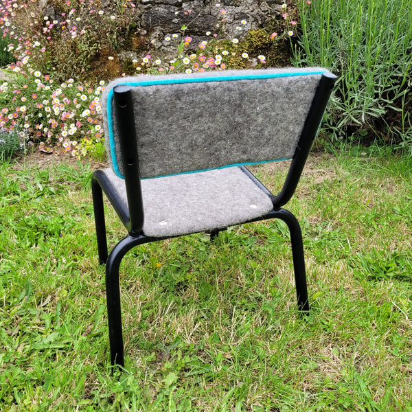 Chaise d'école maternelle vintage habillée de feutre de laine