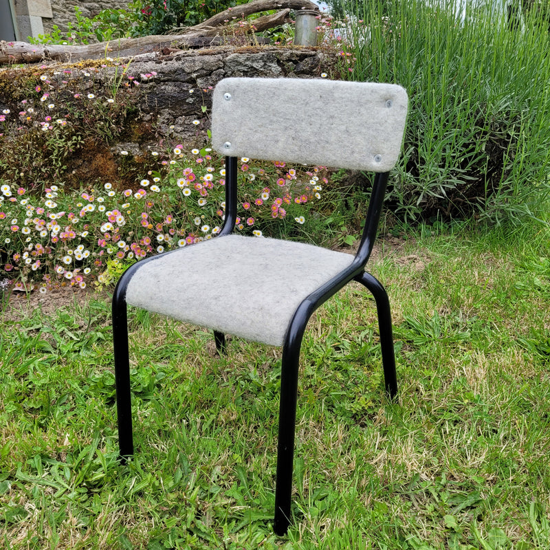 Chaise d'école maternelle vintage habillée de feutre de laine