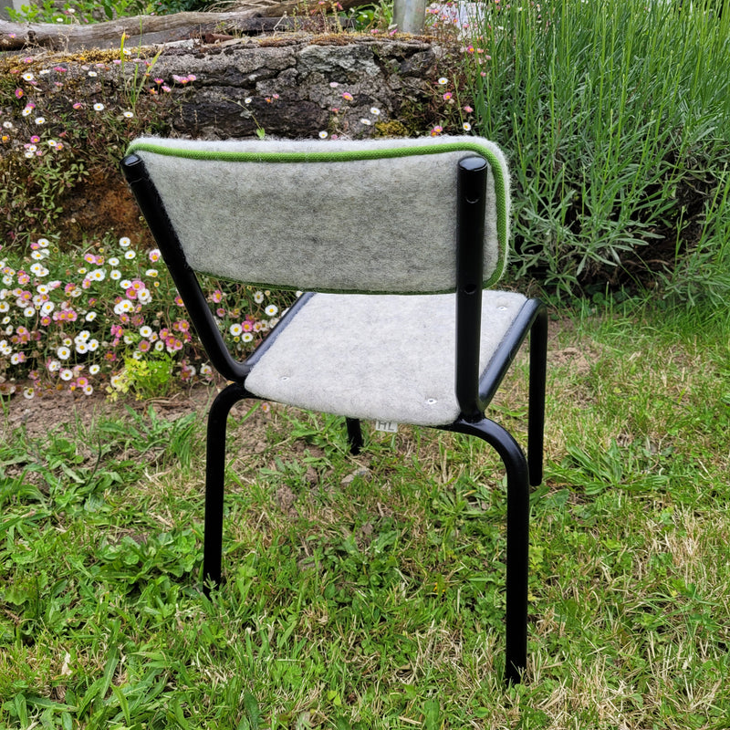 Chaise d'école maternelle vintage habillée de feutre de laine