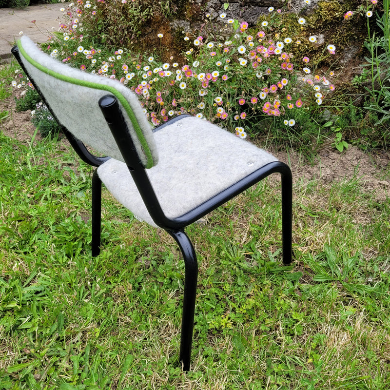 Chaise d'école maternelle vintage habillée de feutre de laine