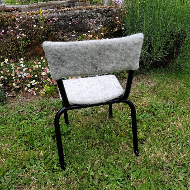 Chaise d'école maternelle vintage habillée de feutre de laine