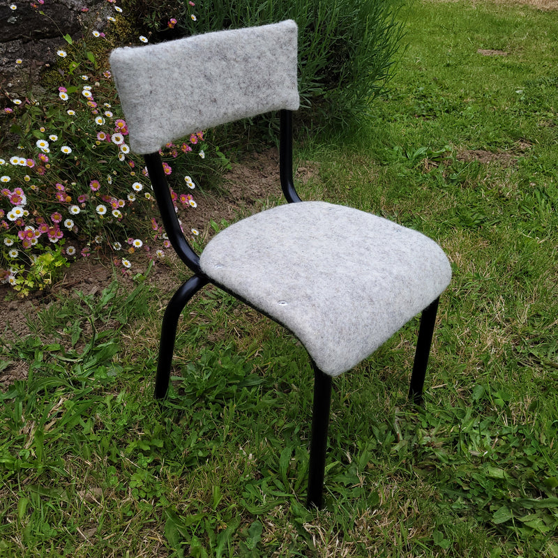 Chaise d'école maternelle vintage habillée de feutre de laine