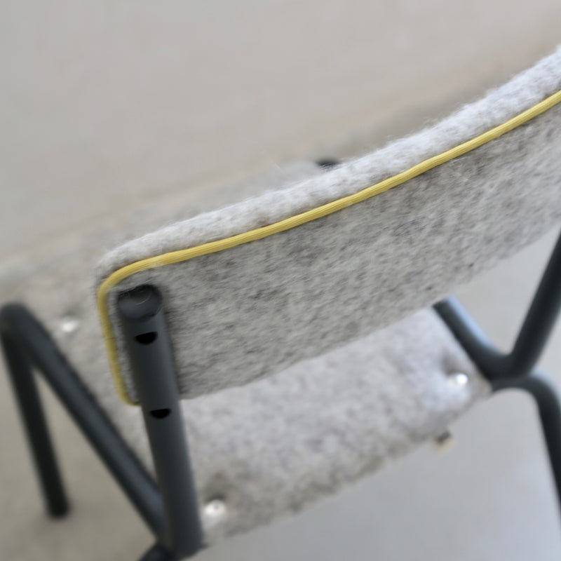 Chaise d'école maternelle "grande section" vintage habillée feutre de laine