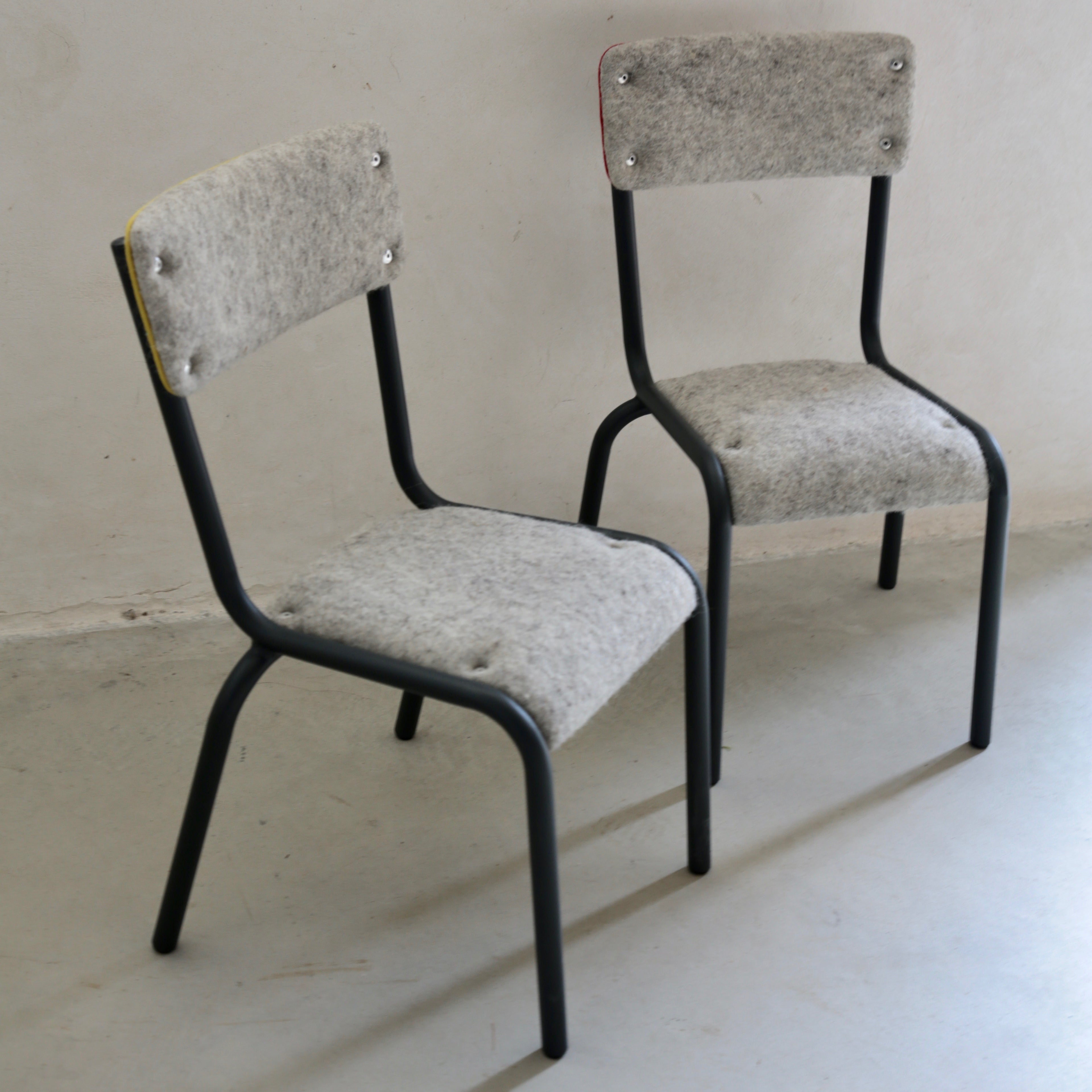 Chaise d'école maternelle "grande section" vintage habillée feutre de laine