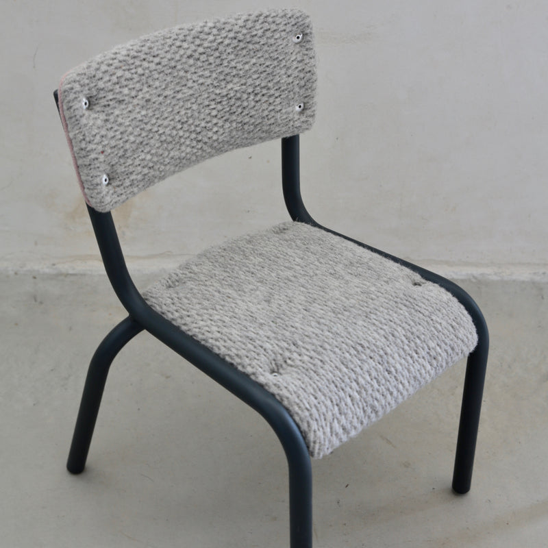 Chaise d'école maternelle vintage habillée de tricot feutré de laine