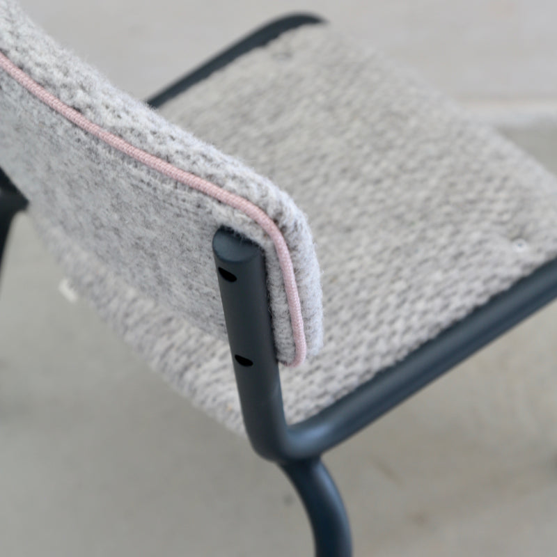 Chaise d'école maternelle vintage habillée de tricot feutré de laine