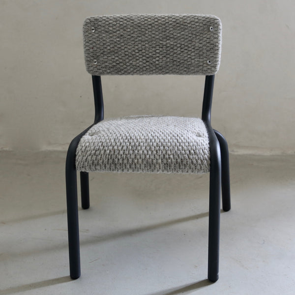 Chaise d'école maternelle vintage habillée de tricot feutré de laine
