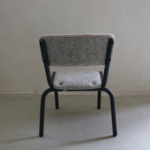 Chaise d'école maternelle vintage habillée de tricot feutré de laine