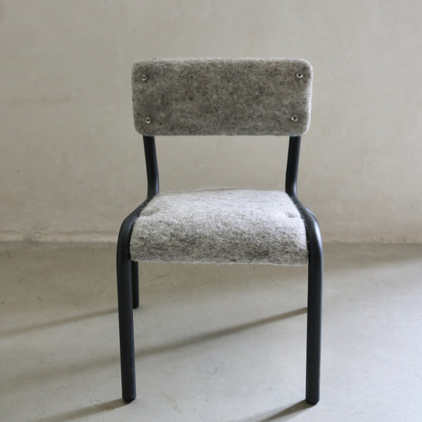Chaise d'école maternelle vintage habillée de feutre de laine