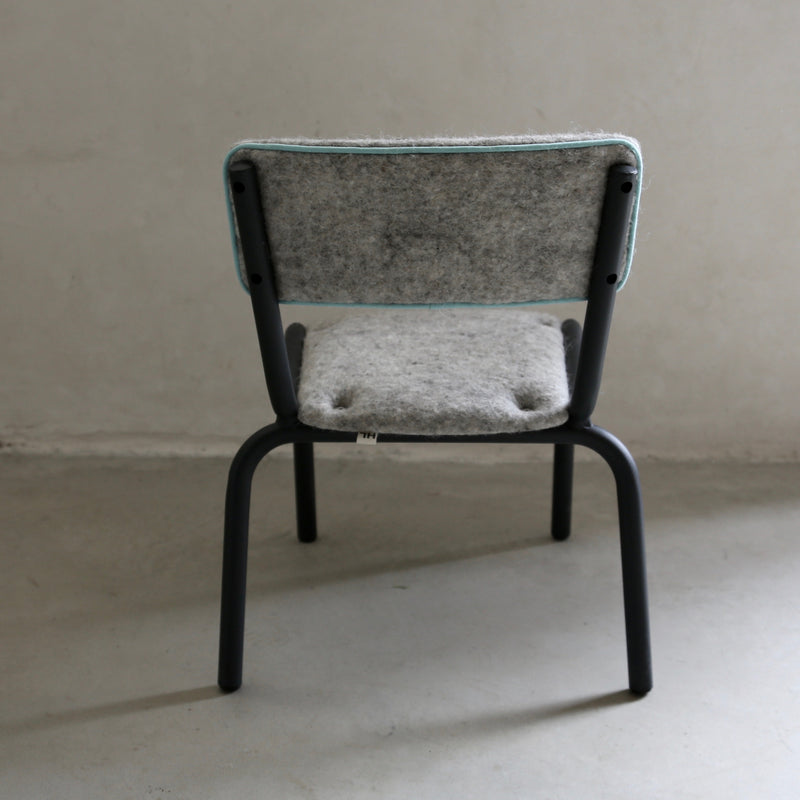 Chaise d'école maternelle vintage habillée de feutre de laine