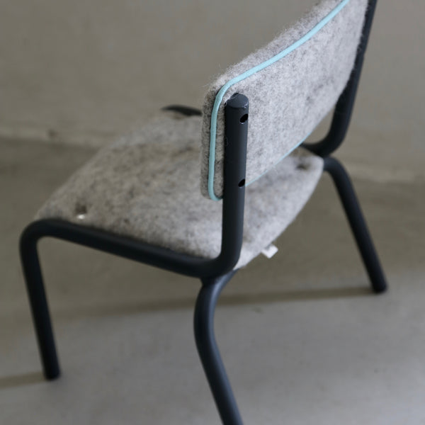 Chaise d'école maternelle vintage habillée de feutre de laine