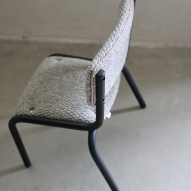 Chaise d'école maternelle vintage habillée de tricot feutré de laine