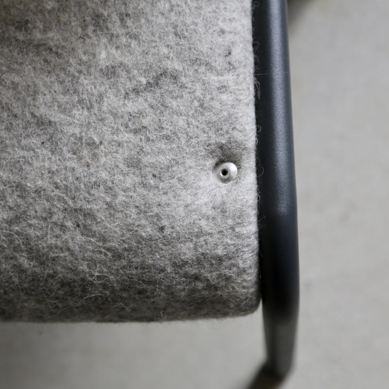 Chaise d'école maternelle vintage habillée de feutre de laine