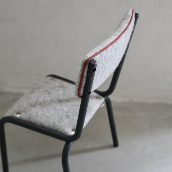 Chaise d'école maternelle "grande section" vintage habillée feutre de laine