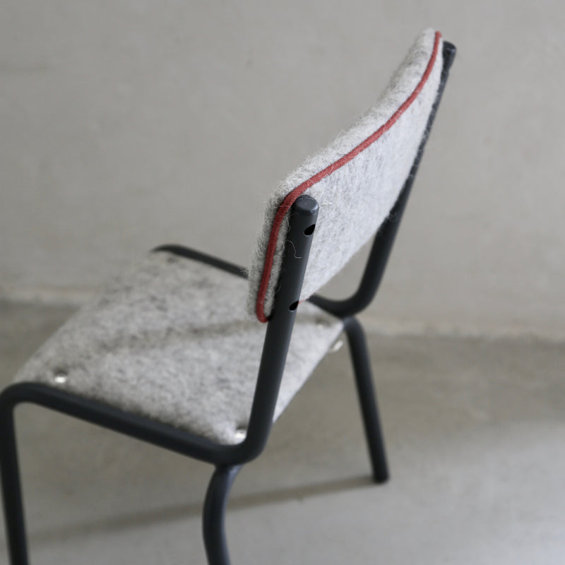 Chaise d'école maternelle "grande section" vintage habillée feutre de laine