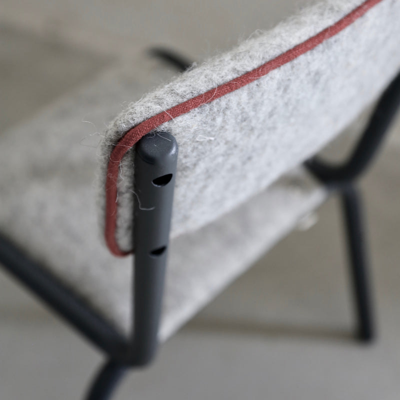 Chaise d'école maternelle "grande section" vintage habillée feutre de laine