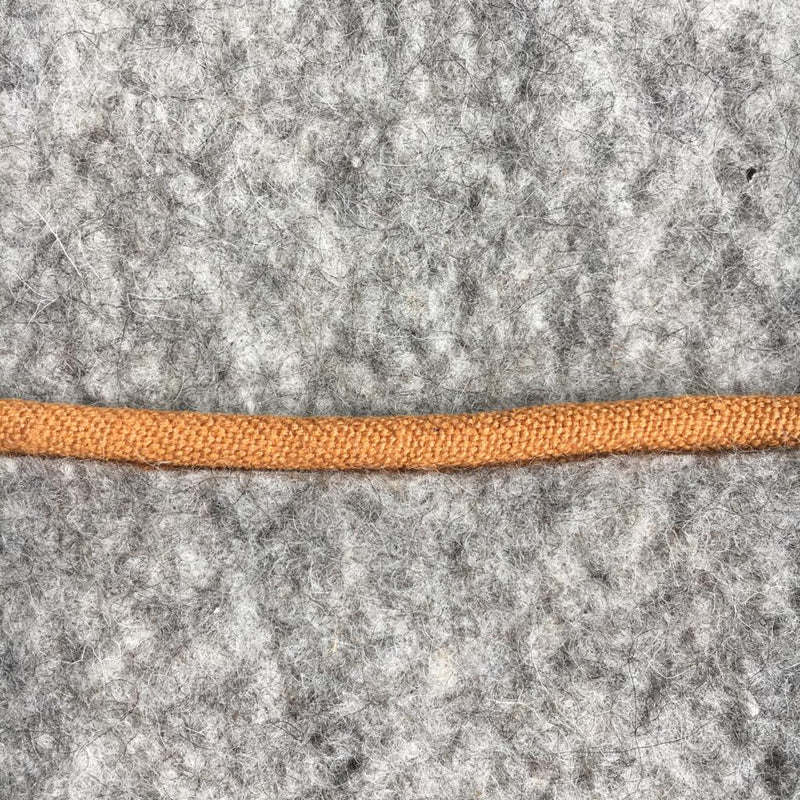Pouf rectangulaire sur pieds fuseaux inclinés en feutre de laine