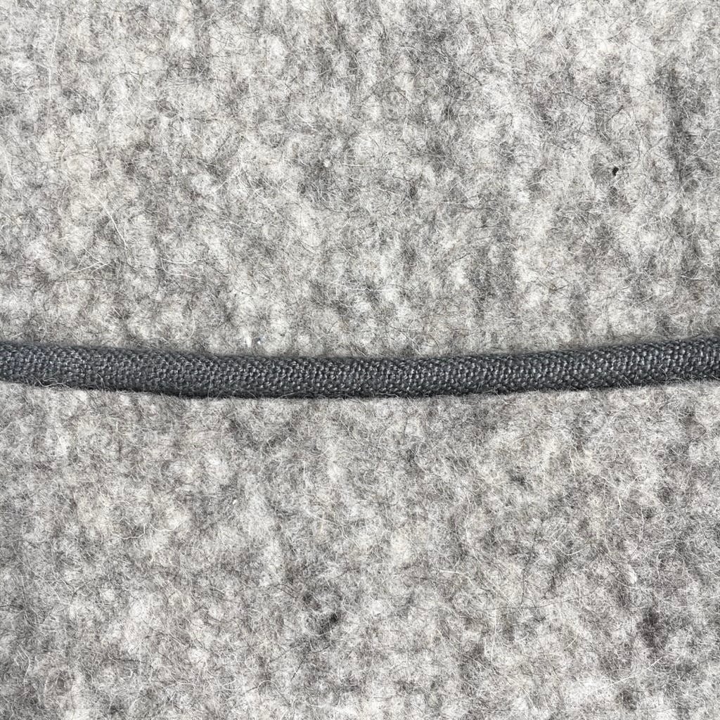 Pouf rectangulaire sur pieds fuseaux inclinés en feutre de laine