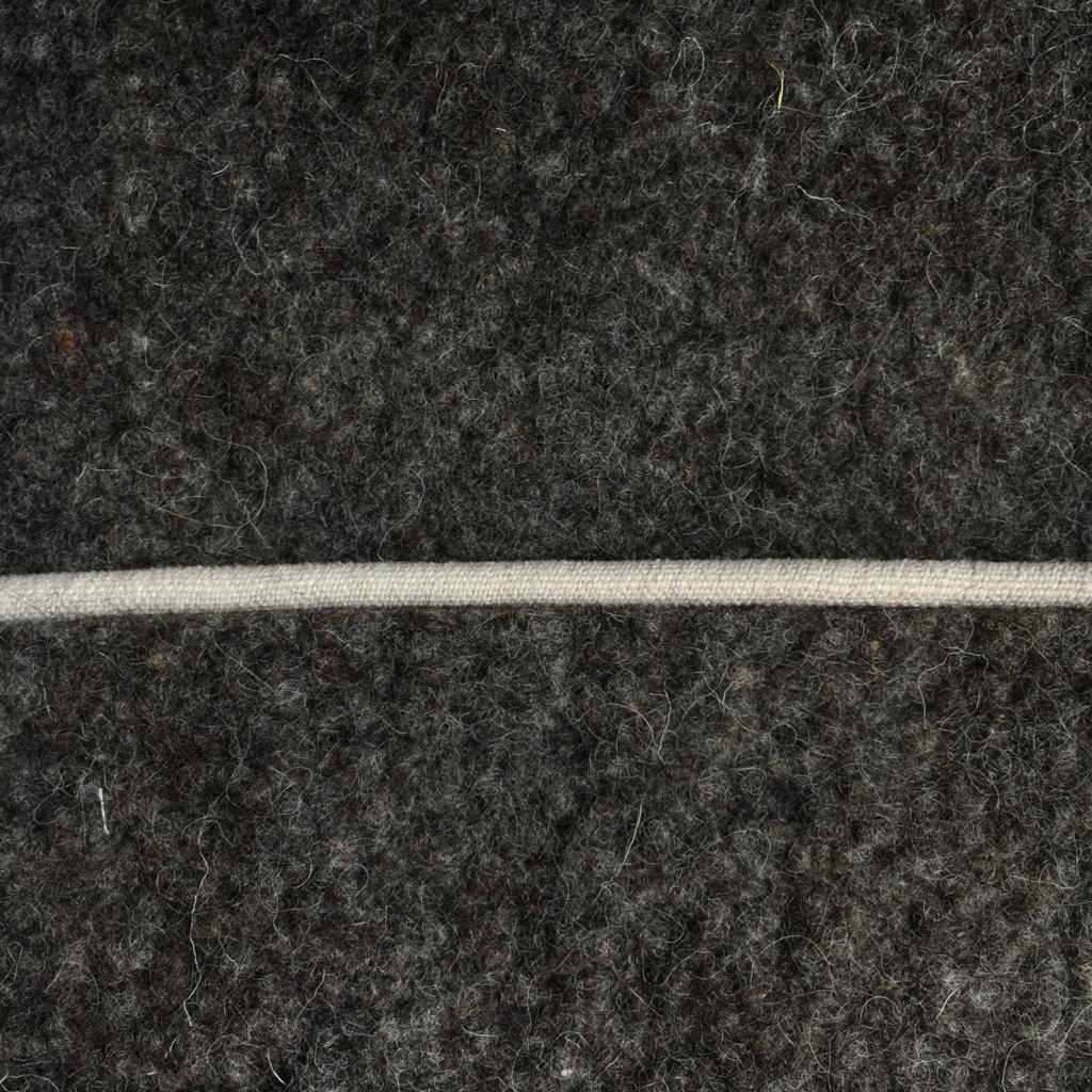 Pouf rectangulaire sur pieds fuseaux inclinés en feutre de laine