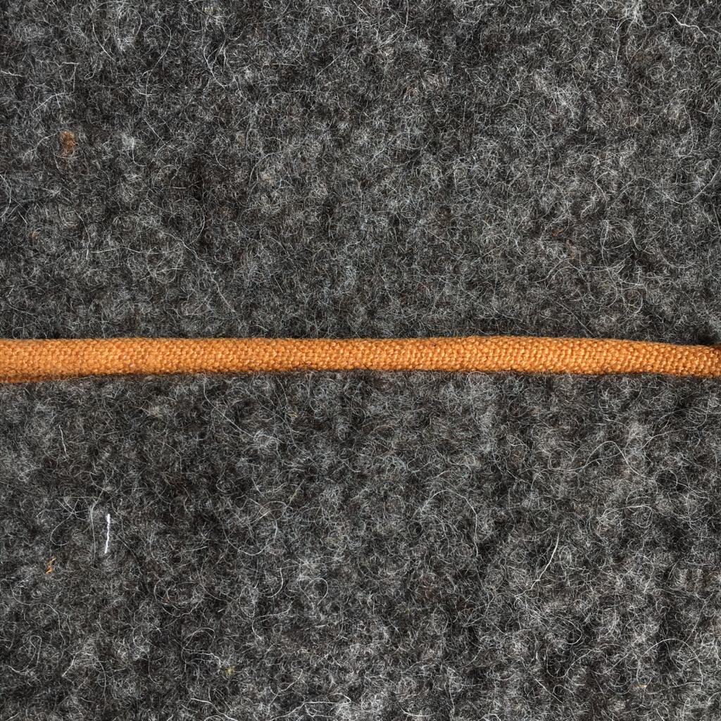 Pouf rectangulaire sur pieds fuseaux inclinés en feutre de laine