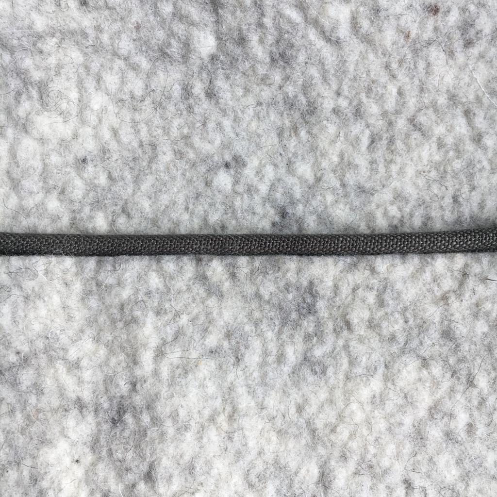 Pouf rectangulaire sur pieds fuseaux inclinés en feutre de laine