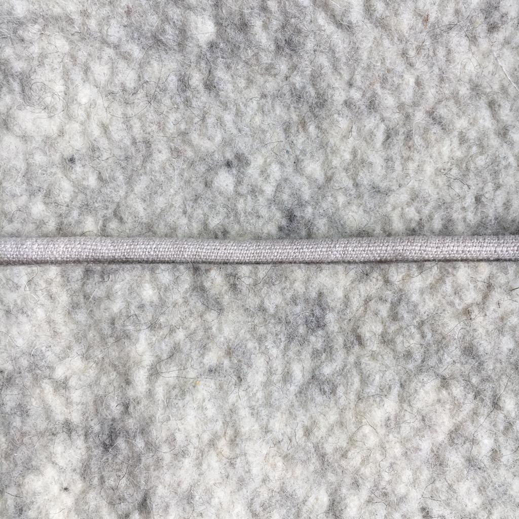 Pouf rectangulaire sur pieds fuseaux inclinés en feutre de laine